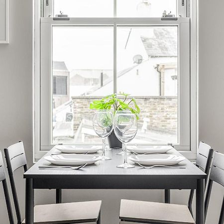 Contemporary 2 Bedroom Apt, Town Centre By Tent Serviced Apartments Chertsey Εξωτερικό φωτογραφία