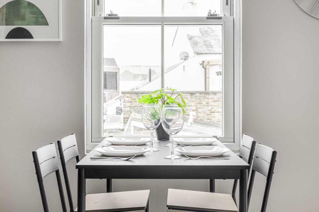 Contemporary 2 Bedroom Apt, Town Centre By Tent Serviced Apartments Chertsey Εξωτερικό φωτογραφία
