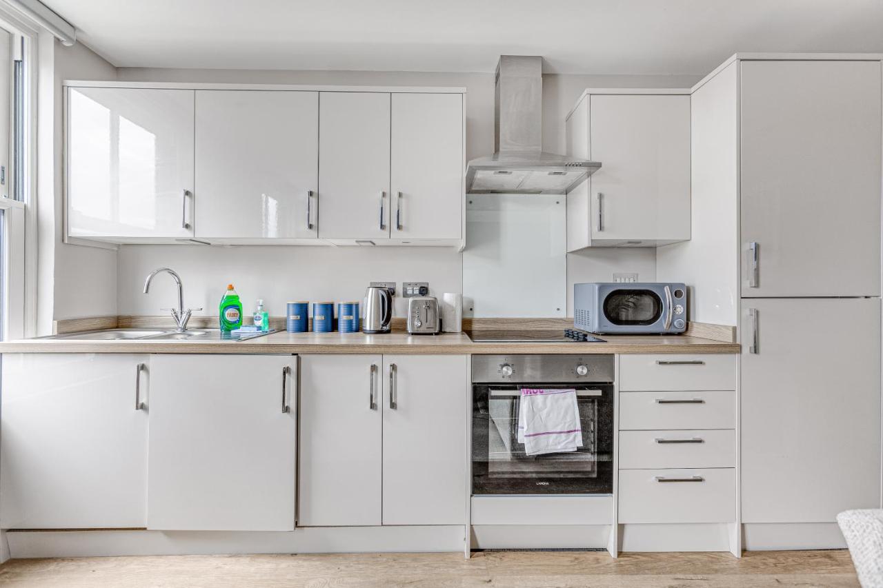 Contemporary 2 Bedroom Apt, Town Centre By Tent Serviced Apartments Chertsey Εξωτερικό φωτογραφία