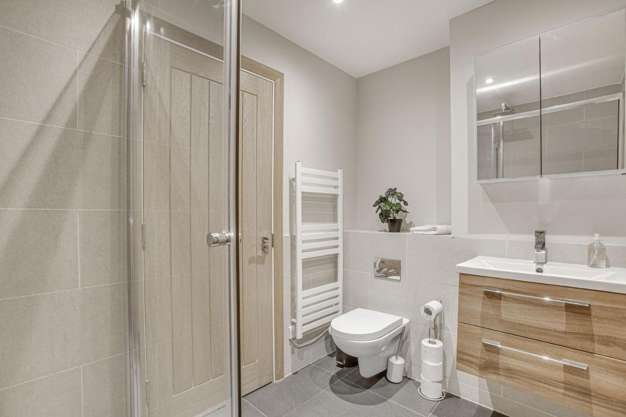 Contemporary 2 Bedroom Apt, Town Centre By Tent Serviced Apartments Chertsey Εξωτερικό φωτογραφία
